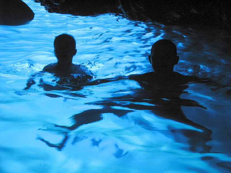 2009-07-Croatia_2009-07-13 _ 12_01_02_IMG_0525.jpg - A to prawdziwe cudo, podziemna Błękitna Jaskinia. Rozświetlana zewnętrznym światłem przez podmorskie okno. Wykąpaliśmy się do woli, zanim nas stamtąd przegonili.